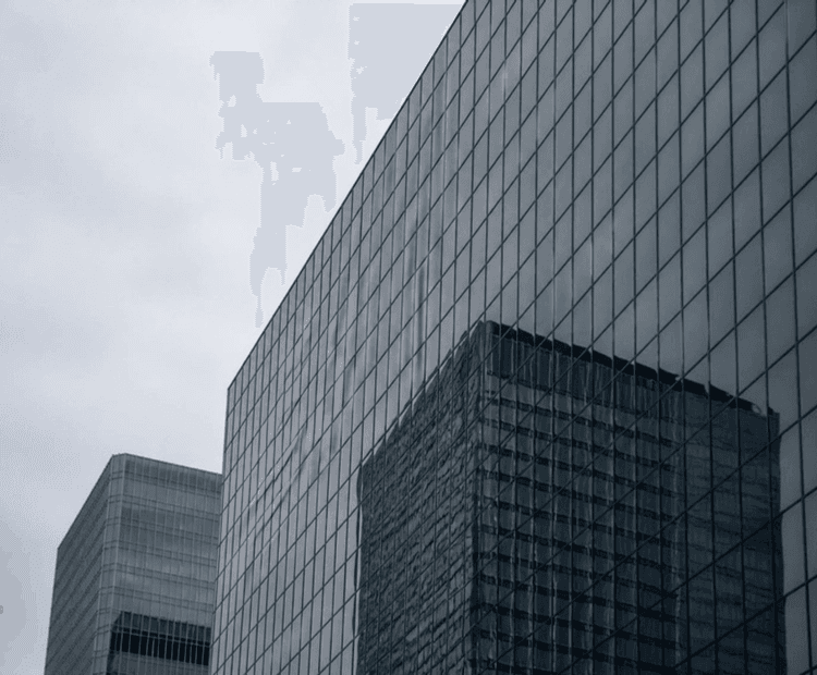 Sentencia TJUE C-70/25 phishing: fachada de cristal de una torre de oficinas que refleja otro edificio, devolución inmediata y negligencia grave